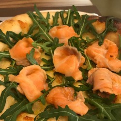 Pizza con salmone e rucola